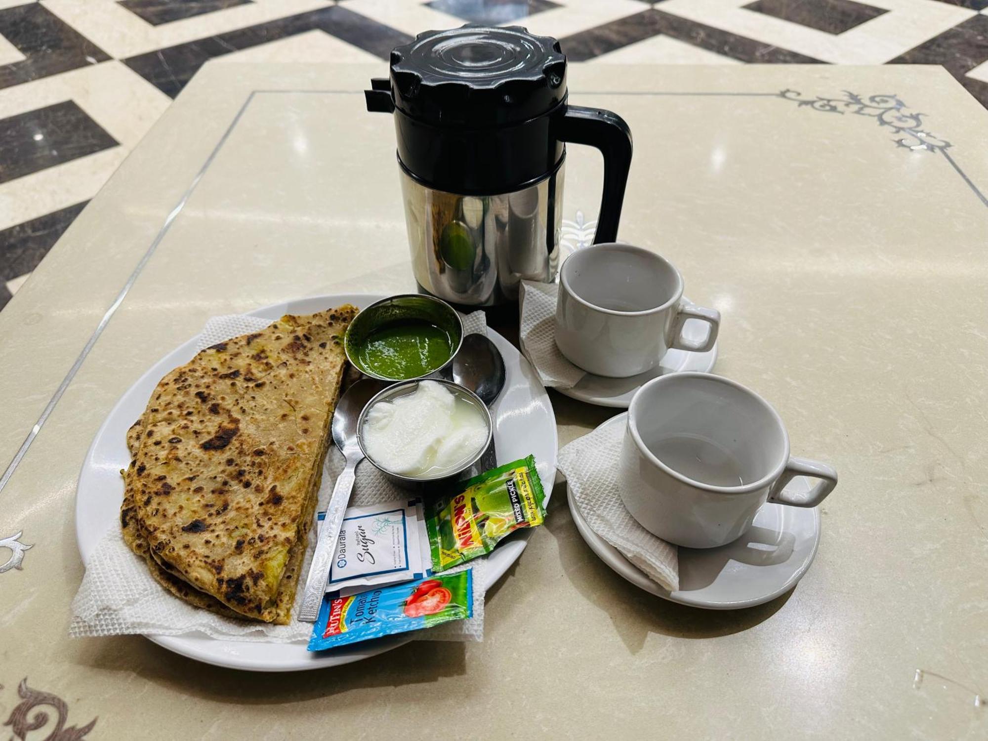 Chowdhry Tourist Lodge - New Delhi Railway Station - 2 Minutes Walk Екстериор снимка