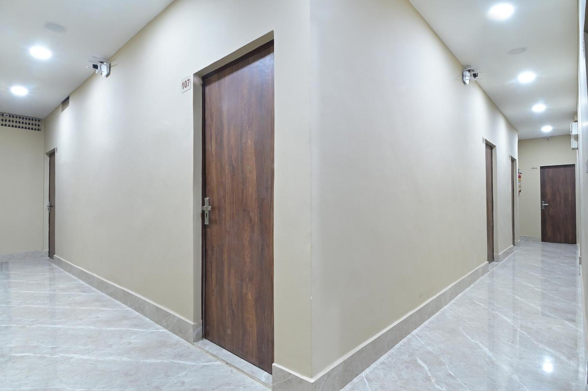 Chowdhry Tourist Lodge - New Delhi Railway Station - 2 Minutes Walk Екстериор снимка