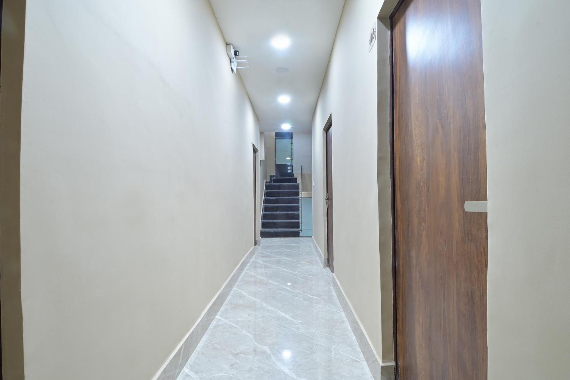 Chowdhry Tourist Lodge - New Delhi Railway Station - 2 Minutes Walk Екстериор снимка
