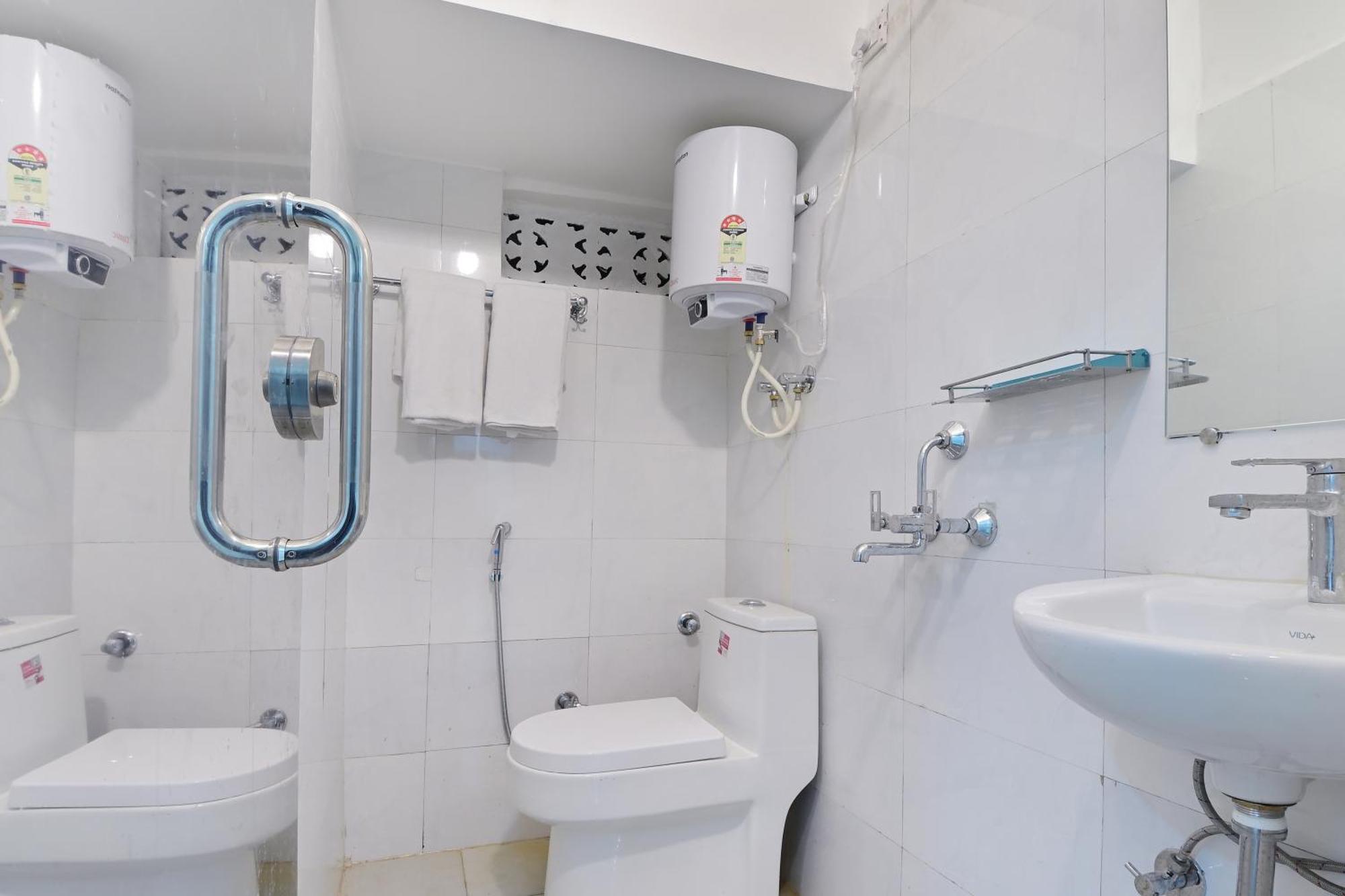 Chowdhry Tourist Lodge - New Delhi Railway Station - 2 Minutes Walk Екстериор снимка