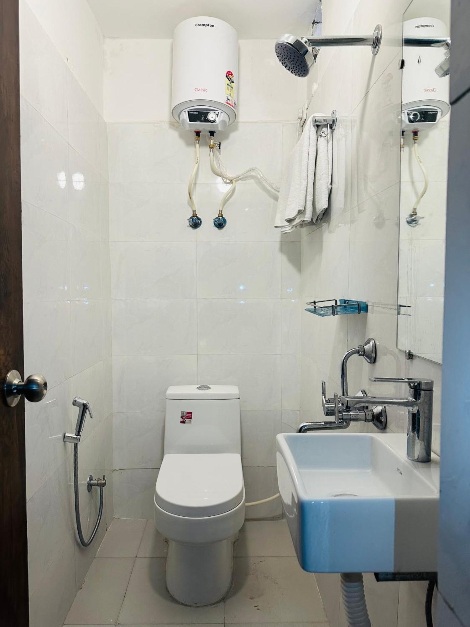 Chowdhry Tourist Lodge - New Delhi Railway Station - 2 Minutes Walk Екстериор снимка