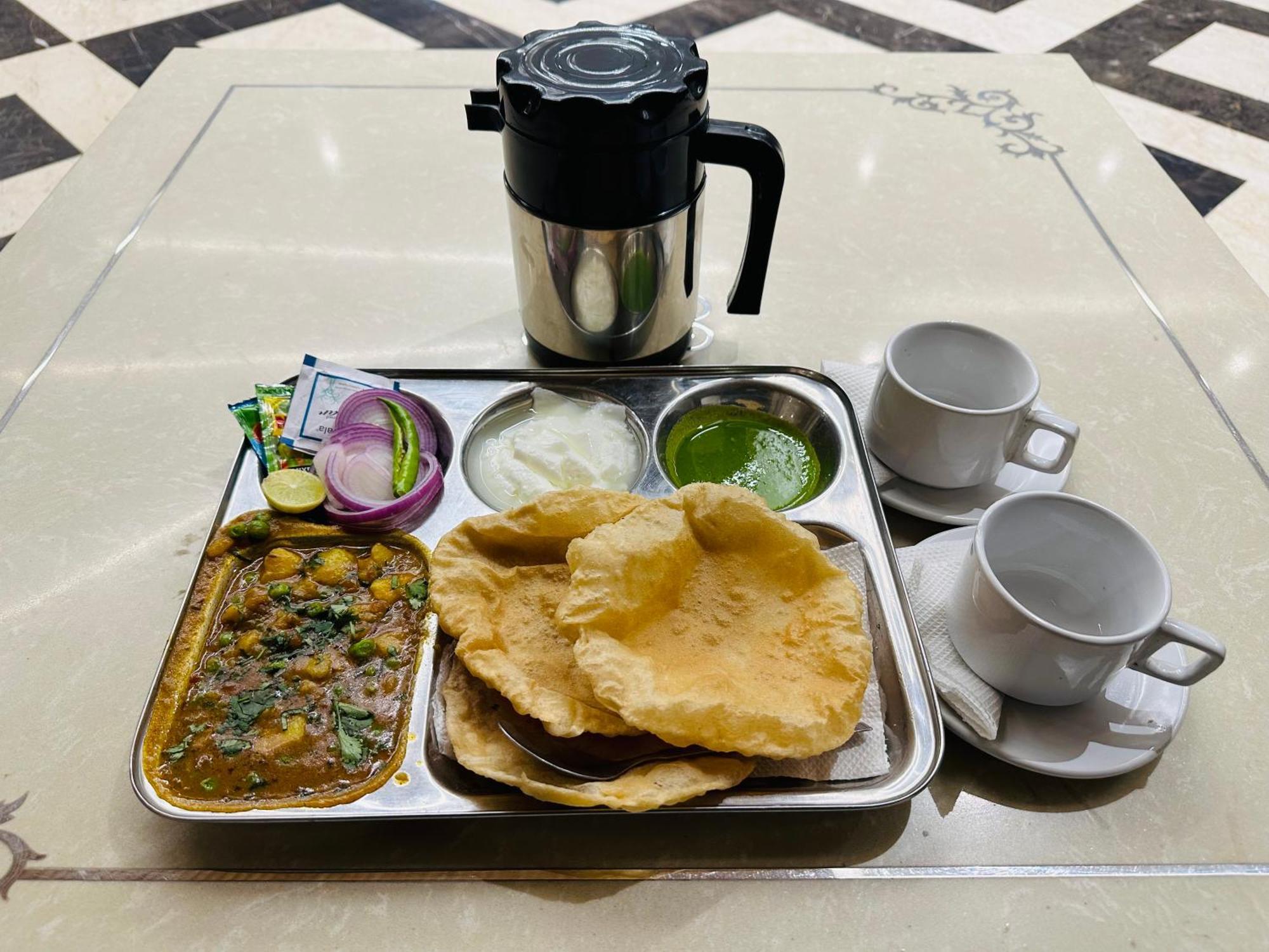 Chowdhry Tourist Lodge - New Delhi Railway Station - 2 Minutes Walk Екстериор снимка