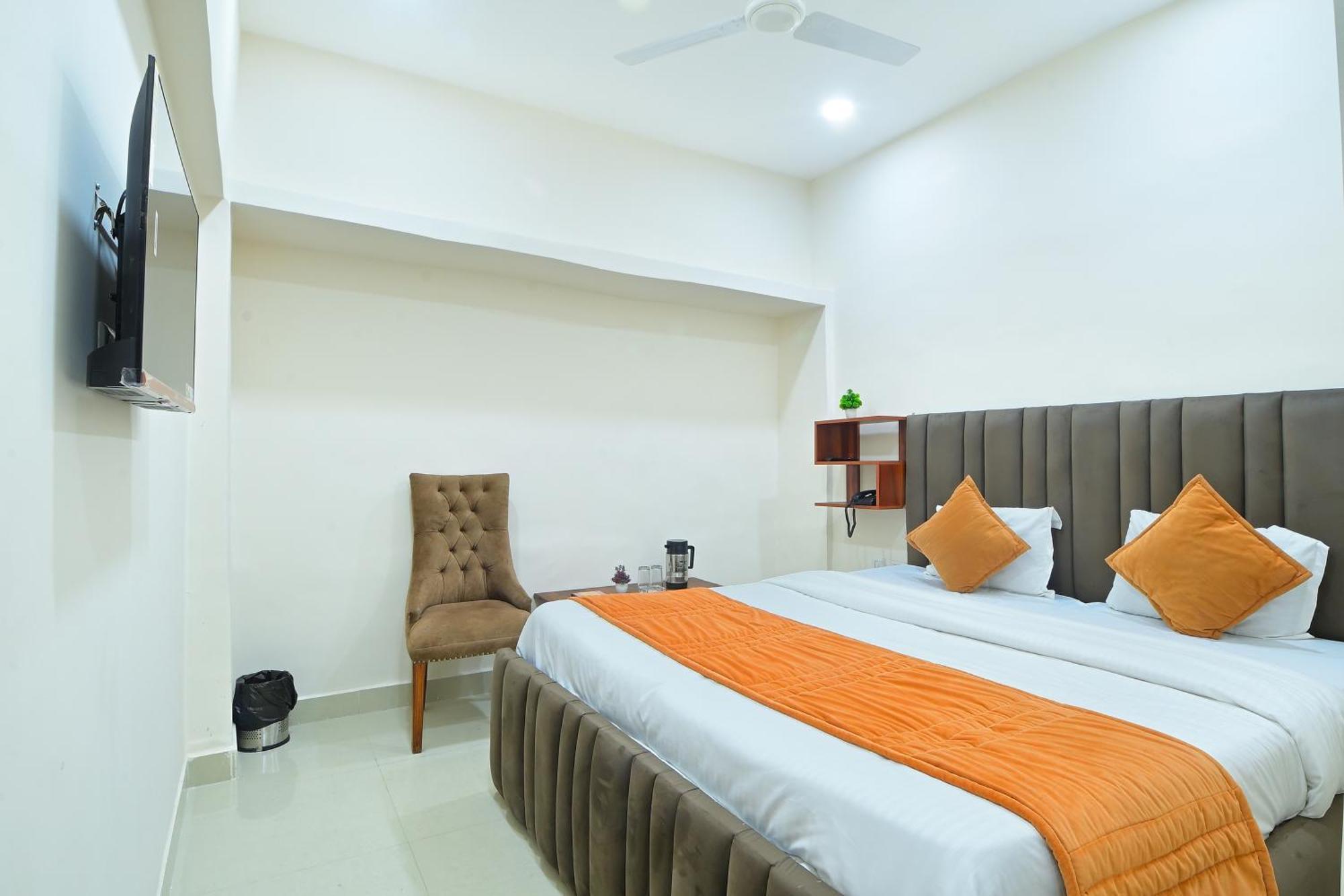 Chowdhry Tourist Lodge - New Delhi Railway Station - 2 Minutes Walk Екстериор снимка