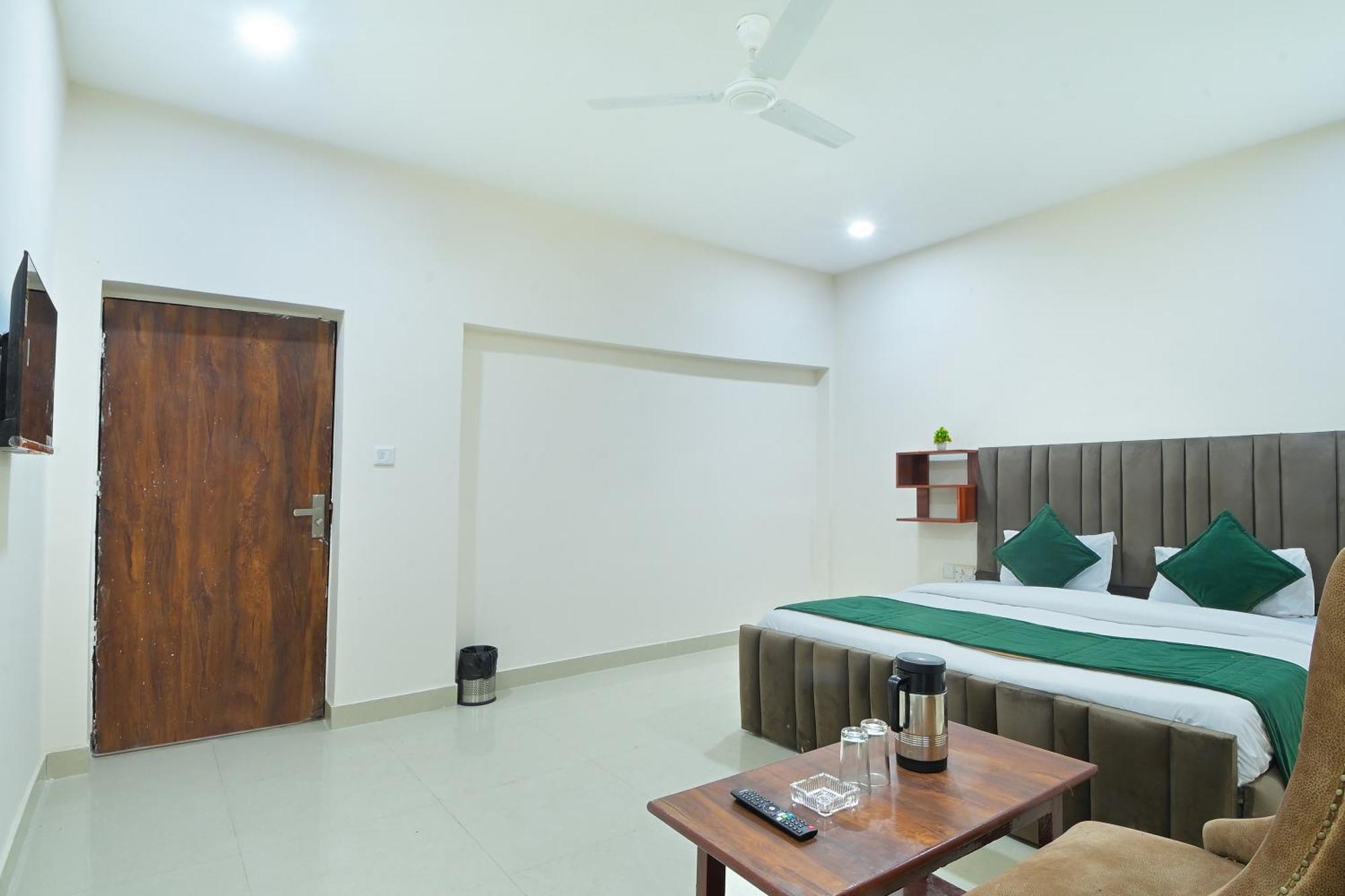 Chowdhry Tourist Lodge - New Delhi Railway Station - 2 Minutes Walk Екстериор снимка