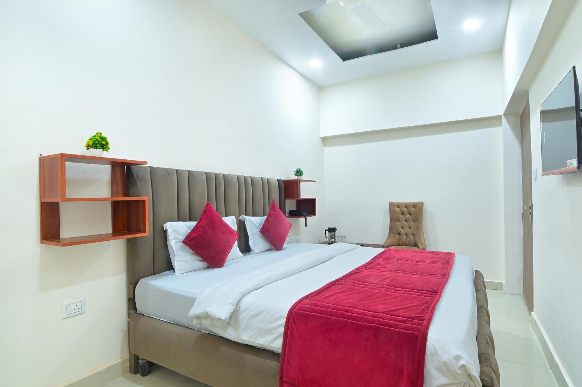 Chowdhry Tourist Lodge - New Delhi Railway Station - 2 Minutes Walk Екстериор снимка
