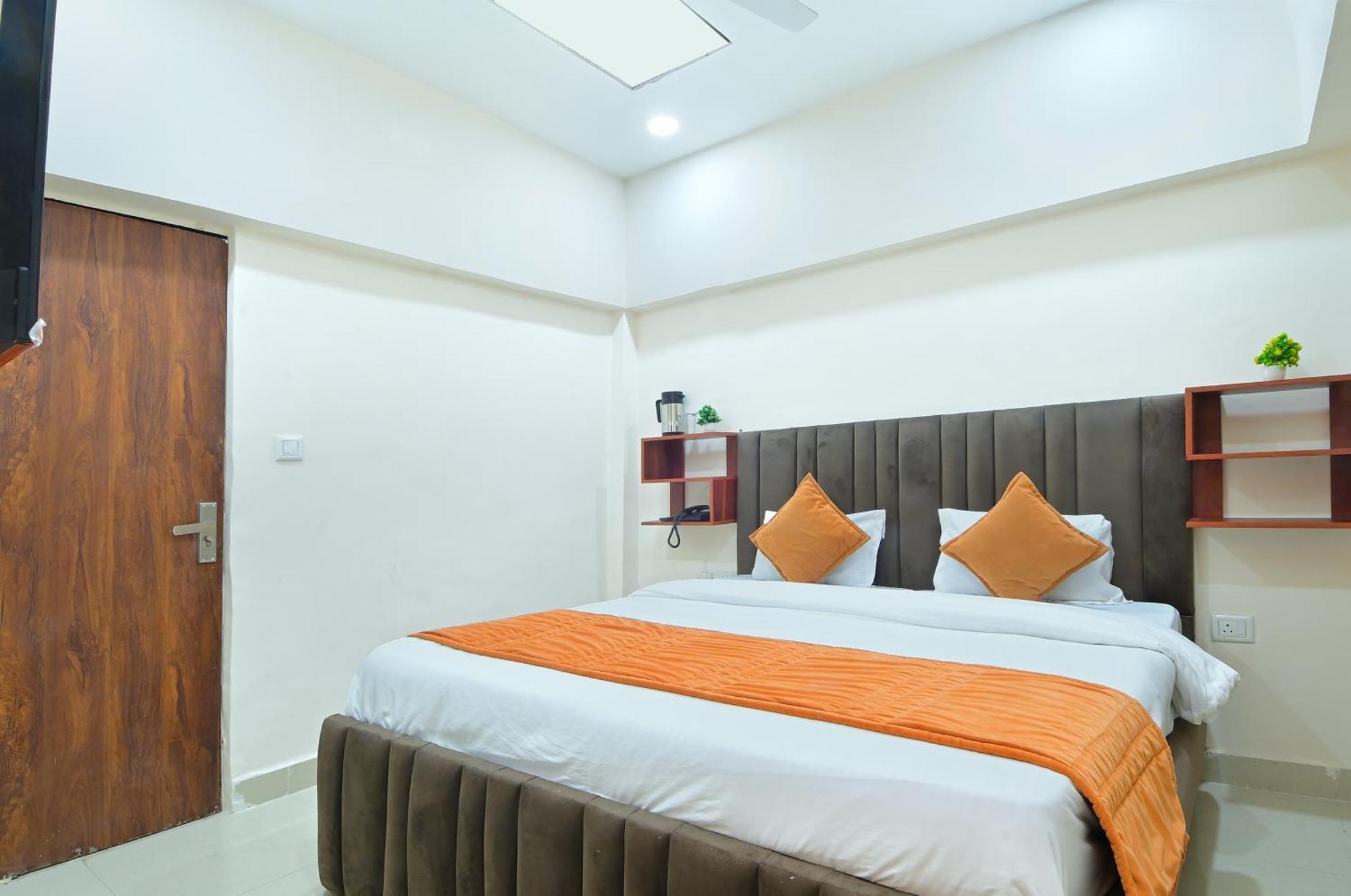 Chowdhry Tourist Lodge - New Delhi Railway Station - 2 Minutes Walk Екстериор снимка