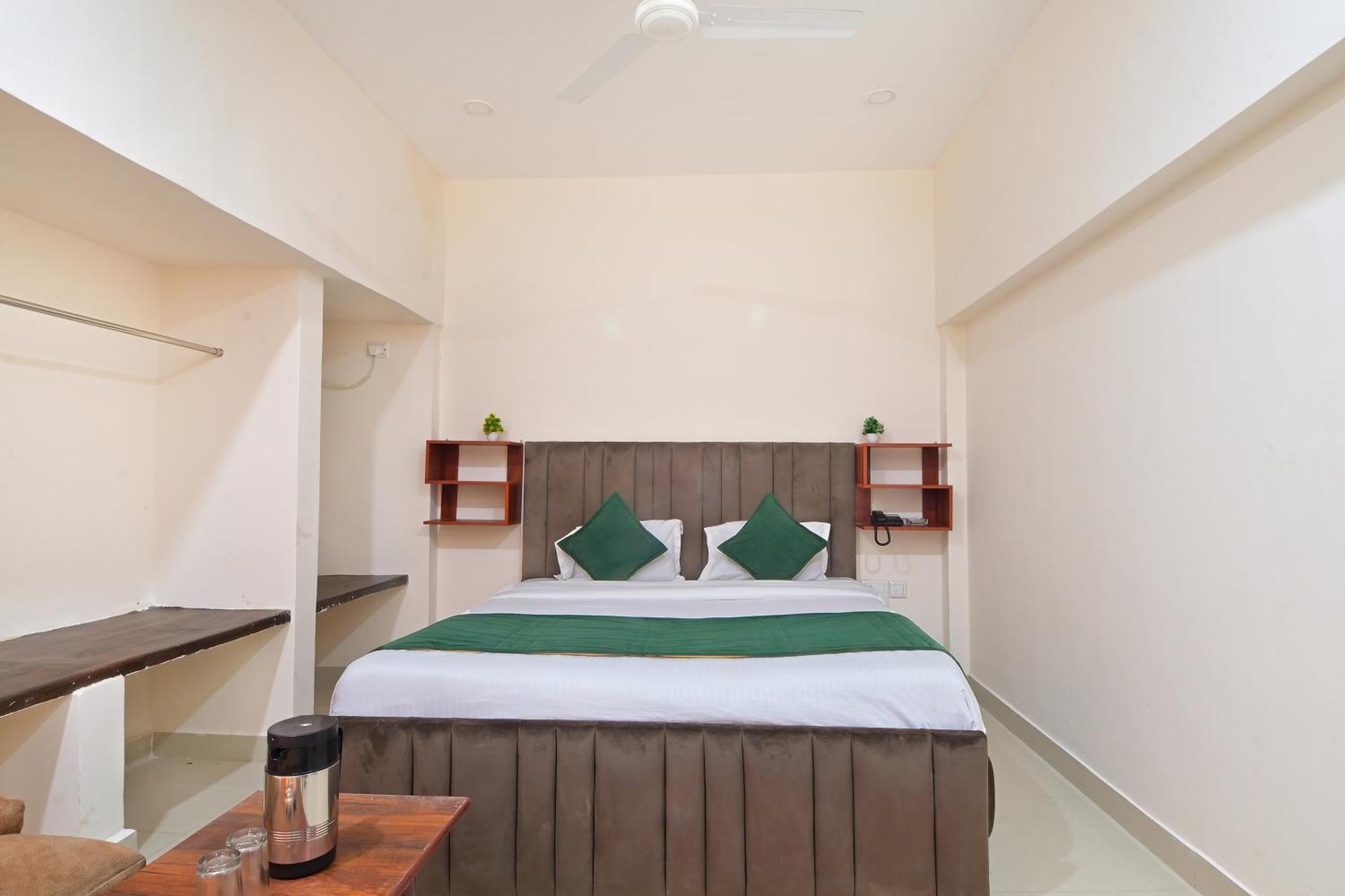 Chowdhry Tourist Lodge - New Delhi Railway Station - 2 Minutes Walk Екстериор снимка