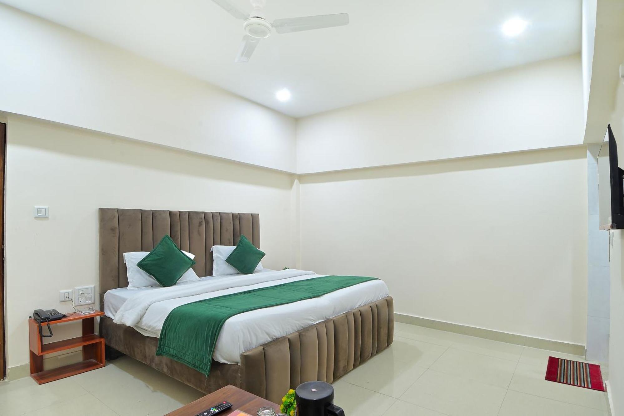 Chowdhry Tourist Lodge - New Delhi Railway Station - 2 Minutes Walk Екстериор снимка