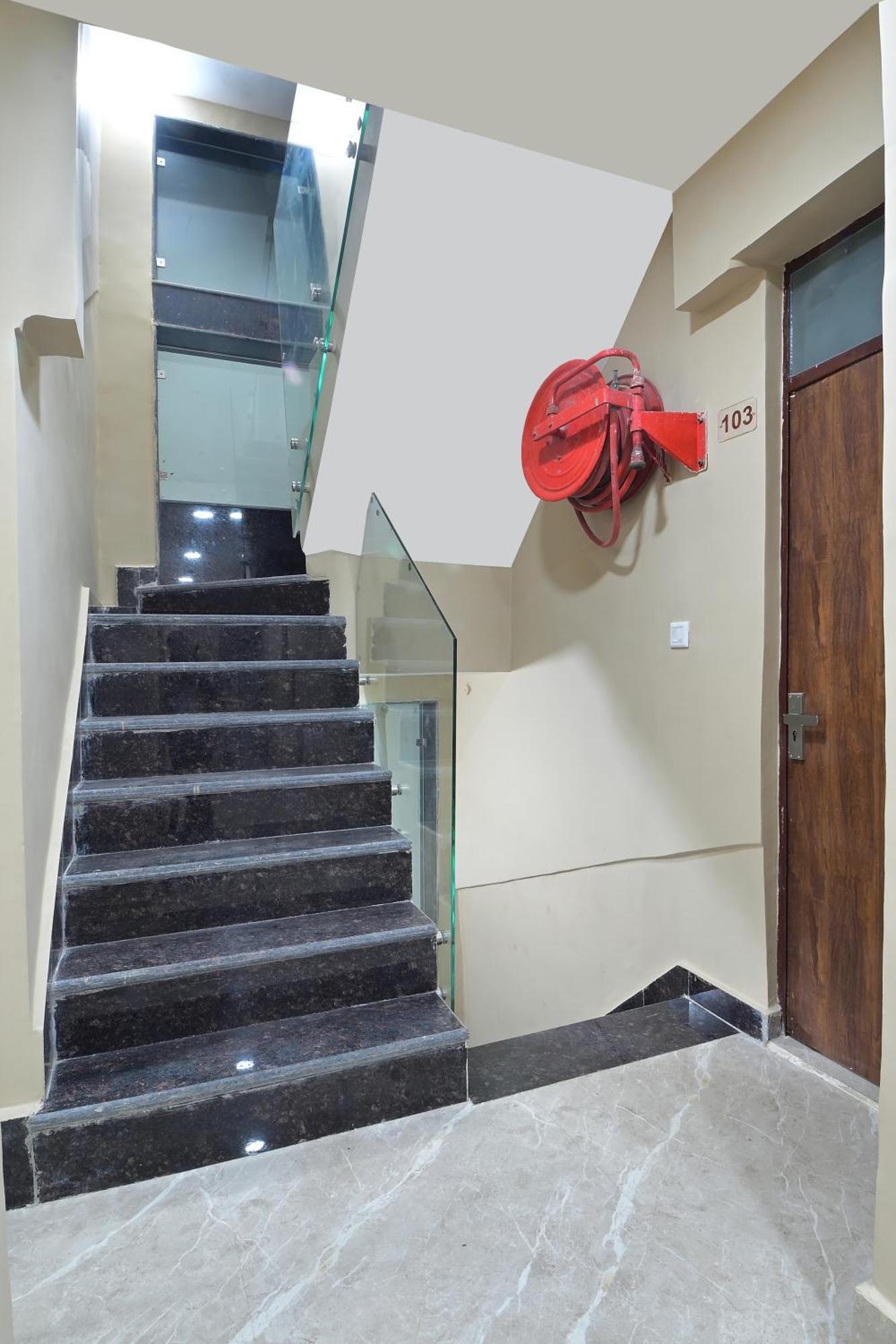 Chowdhry Tourist Lodge - New Delhi Railway Station - 2 Minutes Walk Екстериор снимка