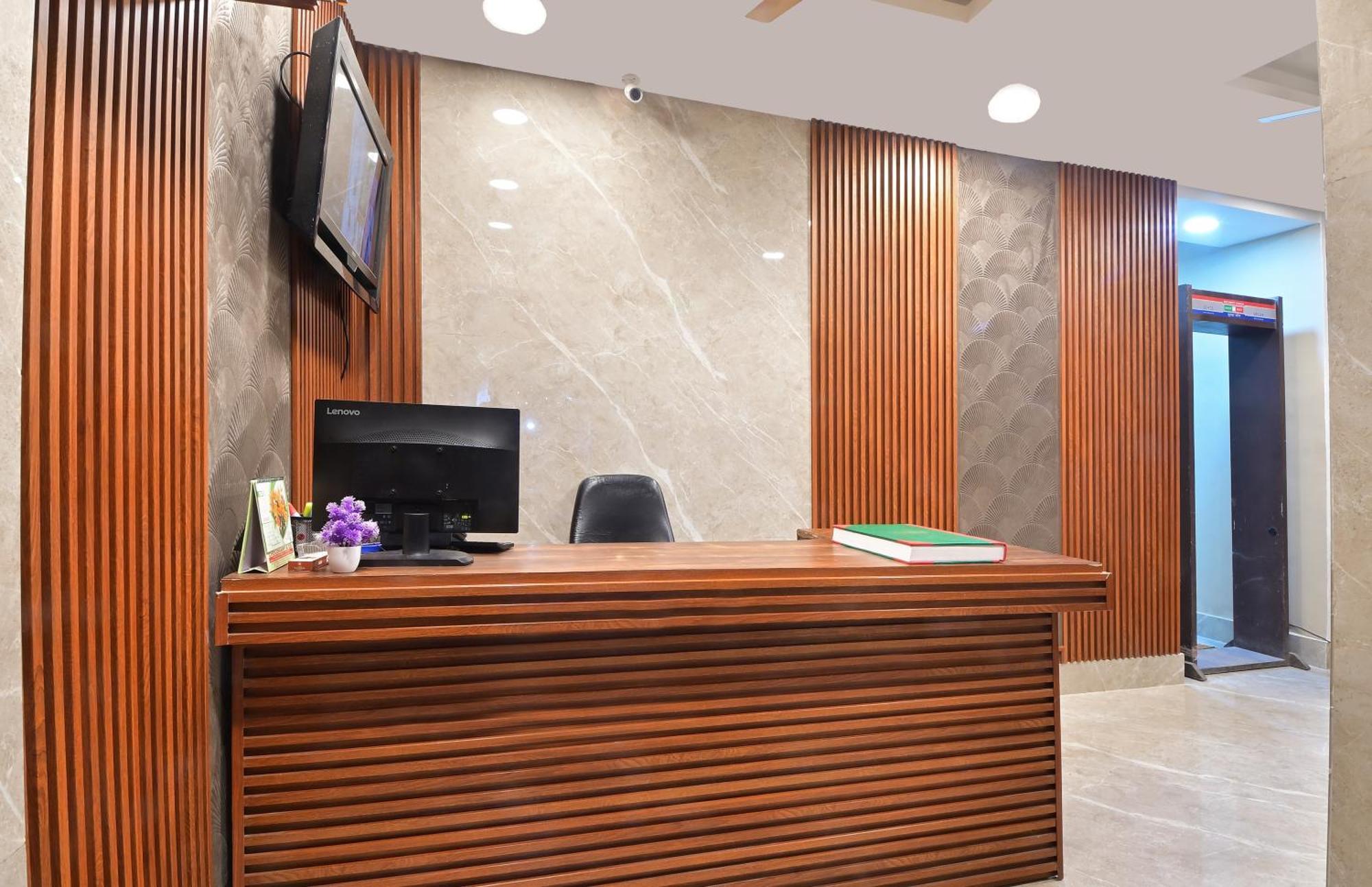 Chowdhry Tourist Lodge - New Delhi Railway Station - 2 Minutes Walk Екстериор снимка