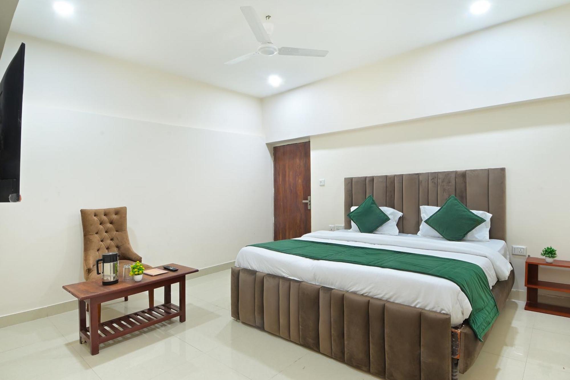 Chowdhry Tourist Lodge - New Delhi Railway Station - 2 Minutes Walk Екстериор снимка